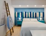 villa-dafne-doppelbett-in-weiss-blau.jpg
