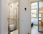 villa-dafne-duschbad-und-schlafzimmer.jpg