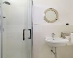villa-del-mito-dusche-und-waschbecken.jpg