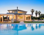 villa-diletta-pool-und-villa-am-abend.jpg
