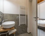 villa-dimora-bufalefi-blick-vom-badezimmer-zum-schlafzimmer-erster-stock.jpg