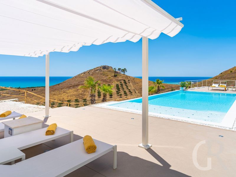 villa-domizia-terrasse-am-pool.jpg