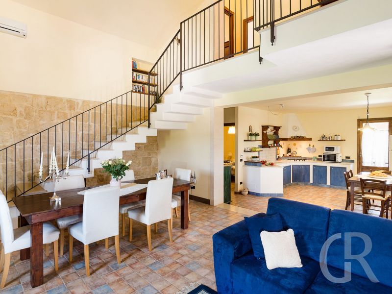villa-dora-wohnzimmer-mit-treppe.jpg