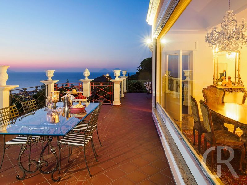 villa-estella-beleuchtete-terrasse.jpg