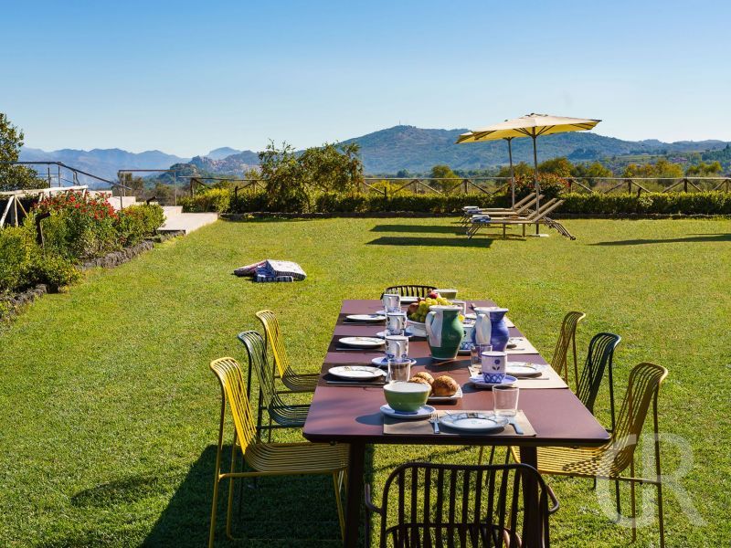 villa-etna-retreat-sitzplatz-im-garten.jpg