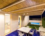 villa-federica-mit-ueberdachter-terrasse-am-abend.jpg