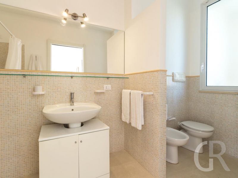 villa-federica-modernes-helles-badezimmer.jpg