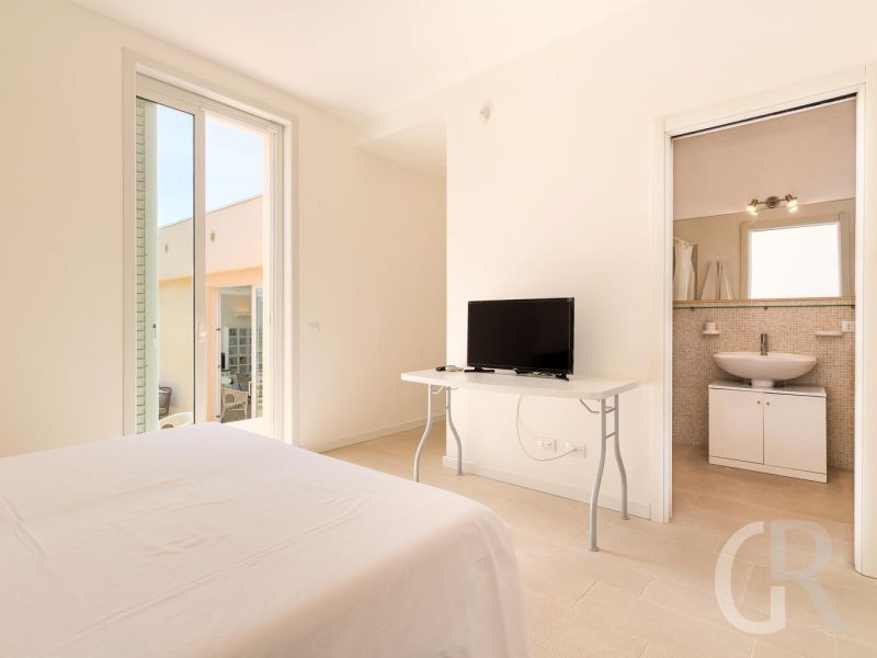 villa-federica-schlafzimmer-mit-tv-und-angrenzendem-bad.jpg