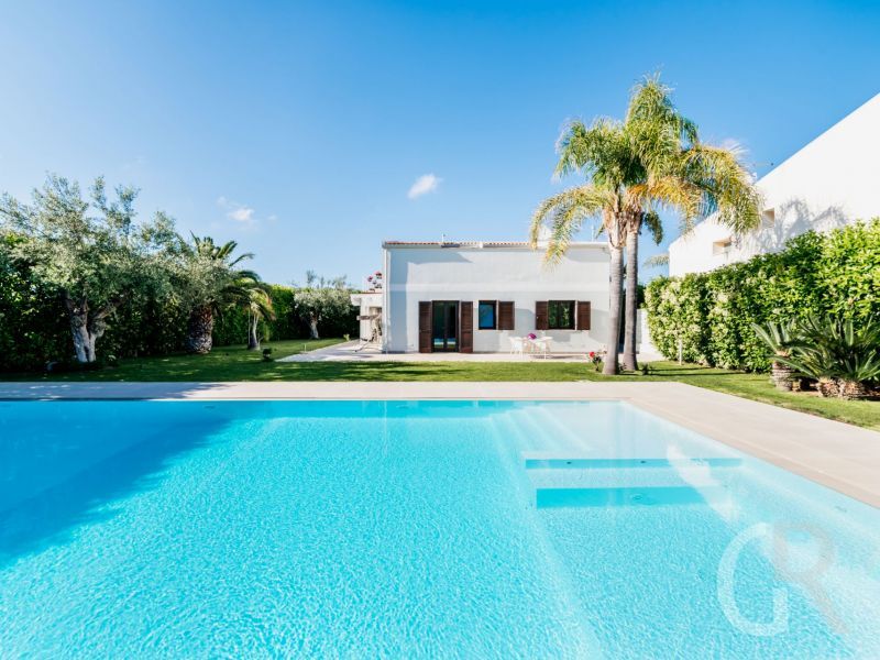 villa-flora-pool-mit-palmen.jpg