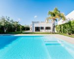 villa-flora-pool-mit-palmen.jpg