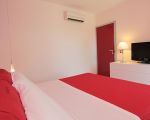 villa-flora-schlazimmmer-mit-doppelbett-und-tv.jpg