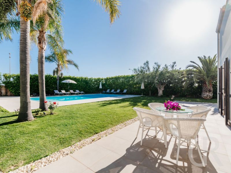 villa-flora-sitzplatz-am-pooljpg.jpg