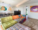 villa-gelso-bianco-bunte-sofas.jpg