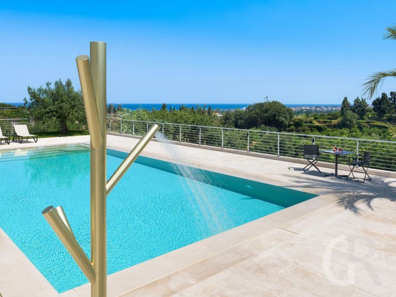 villa-gianos-schwimmbad-mit-sonnenterrasse.jpg