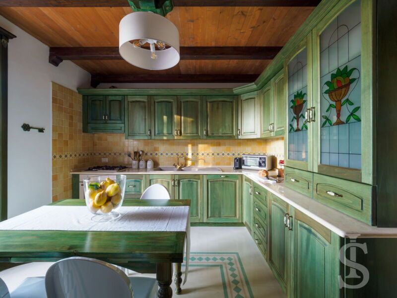 villa-gira-sole-gruene-kueche.jpg