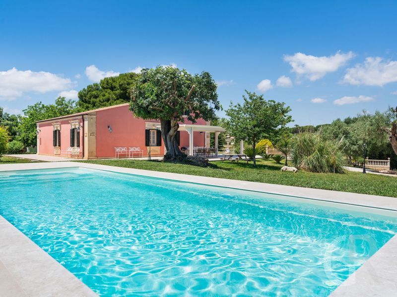 villa-gira-sole-pool-und-villa.jpg