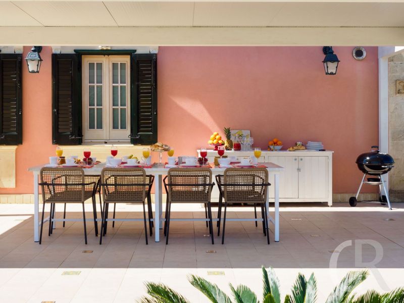 villa-gira-sole-terrasse-mit-tisch.jpg