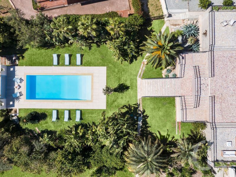 villa-la-belle-pool-von-oben.jpg