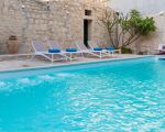 villa-la-forma-pool-und-liegen.jpg