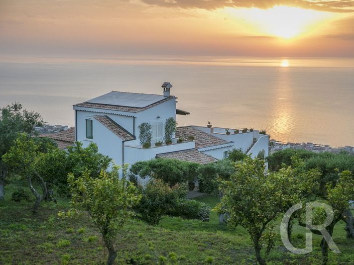 villa-laura-mit-blick-zum-meer.jpg