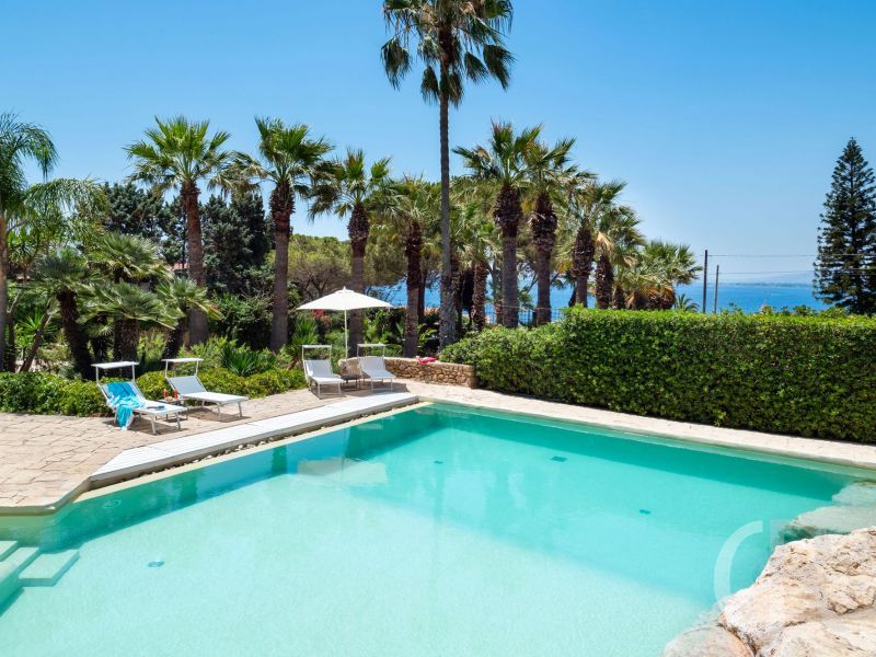 villa-maddalena-pool-mit-sonnenterrasse.jpg