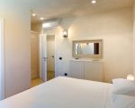 villa-magnolia-weisses-schlafzimmer-mit-bett.jpg