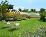 villa-meravilla-garten-und-sonnenliegen.jpg