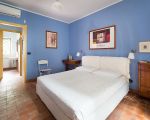 villa-mila-blau-wiesses-schlafzimmer.jpg