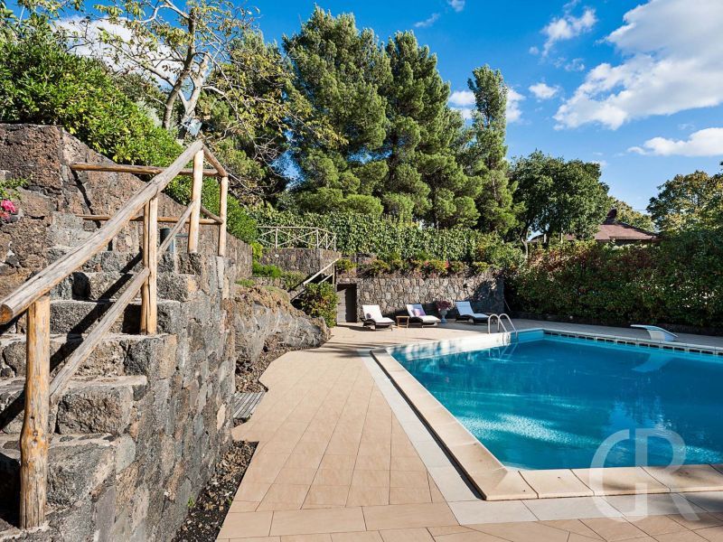 villa-montefiore-am-pool.jpg