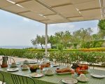 villa-nausica-grosse-terrasse-mit-tisch.jpg