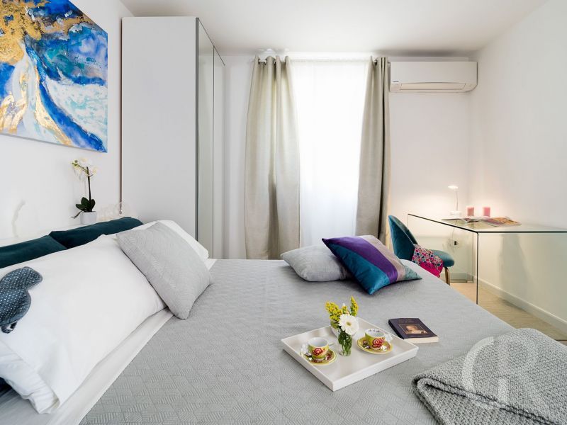 villa-pales-schlafzimmer-mit-grossem-bett.jpg