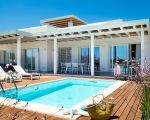 villa-palma-pool-und-sonnenliegen.jpg
