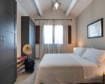 villa-paolina-doppelbett-im-hellen-schlafzimmer.jpg