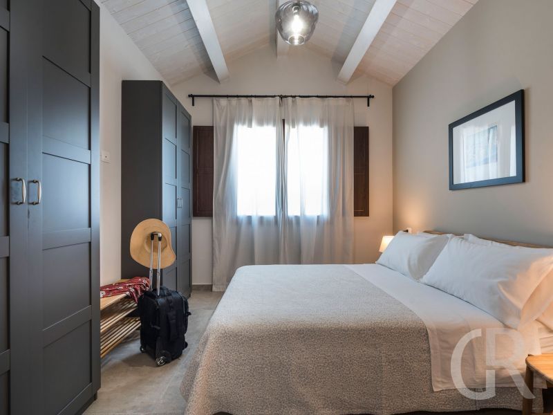 villa-paolina-doppelbett-im-hellen-schlafzimmer.jpg