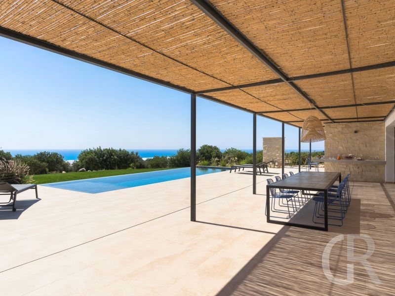 villa-passo-salina-terrasse-und-blick-zum-pool.jpg