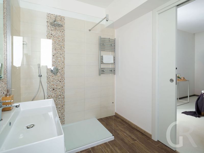 villa-pietra-del-sole-dusche.jpg