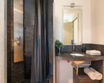 villa-pigna-blue-bad-mit-waschbecken.jpg