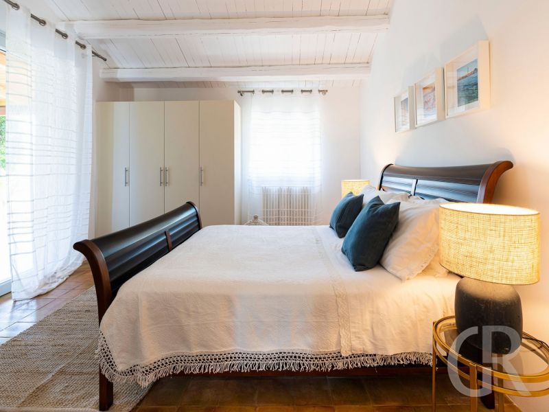 villa-pigna-blue-grosses-weisses-bett.jpg