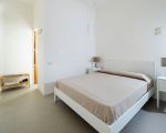 villa-rita-schlafzimmer-mit-doppelbett.jpg