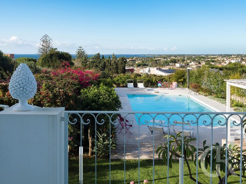 villa-ritrovato-blick-vom-haus-auf-den-pool.jpg