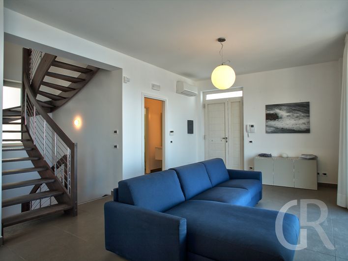 villa-salina-wohnzimmer-mit-treppenaufgang.jpg