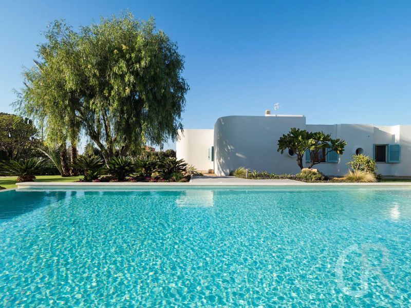 villa-salinella-pool-mit-blick-auf-die-villa.jpg
