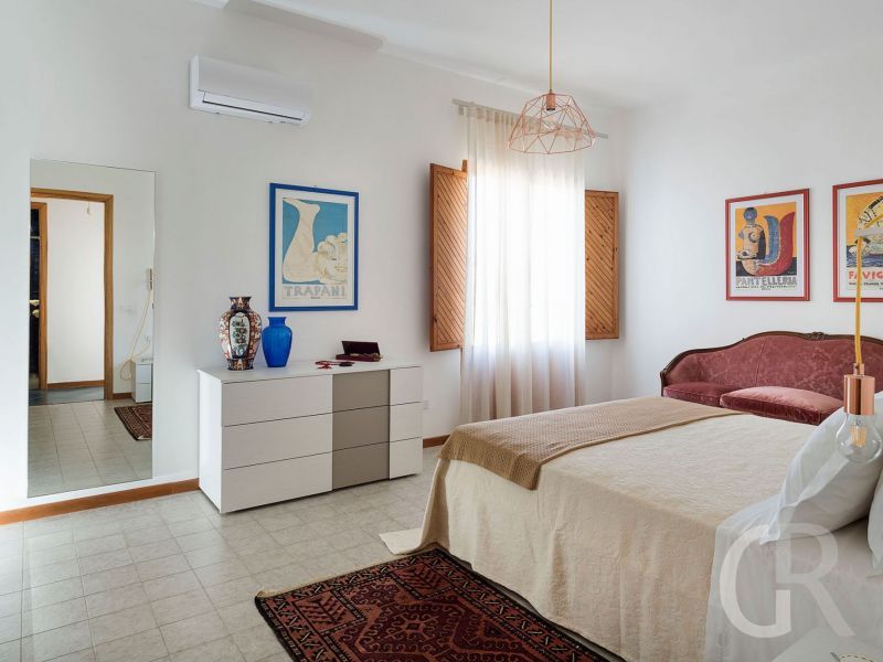 villa-salinella-schlafzimmer-mit-kommode.jpg