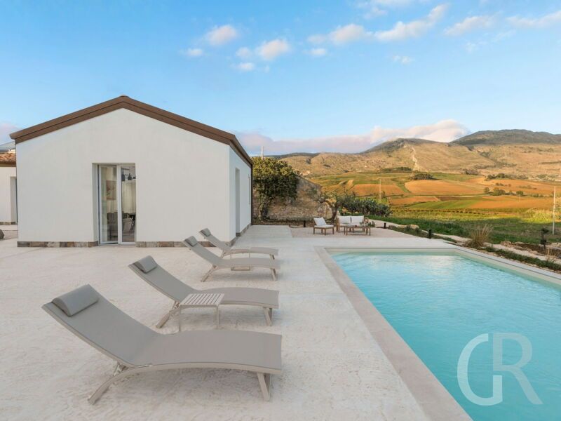 villa-sike-sonnenliegen-am-pool.jpg