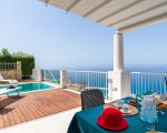 villa-vulcano-sonnenliegen-am-pool.jpg