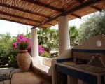 casa-eoliana-sommerkueche-unter-der-ueberdachten-terrasse.jpg