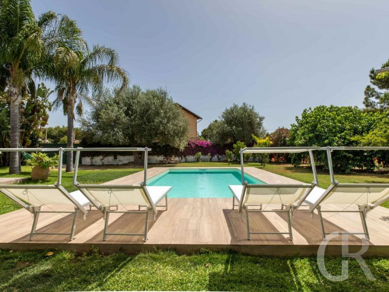 casa-limoni-liegen-am-pool.jpg