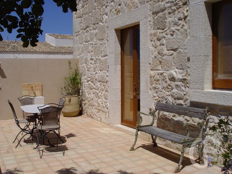 donnafugata_ferienwohnung_carrubo_terrasse.jpg