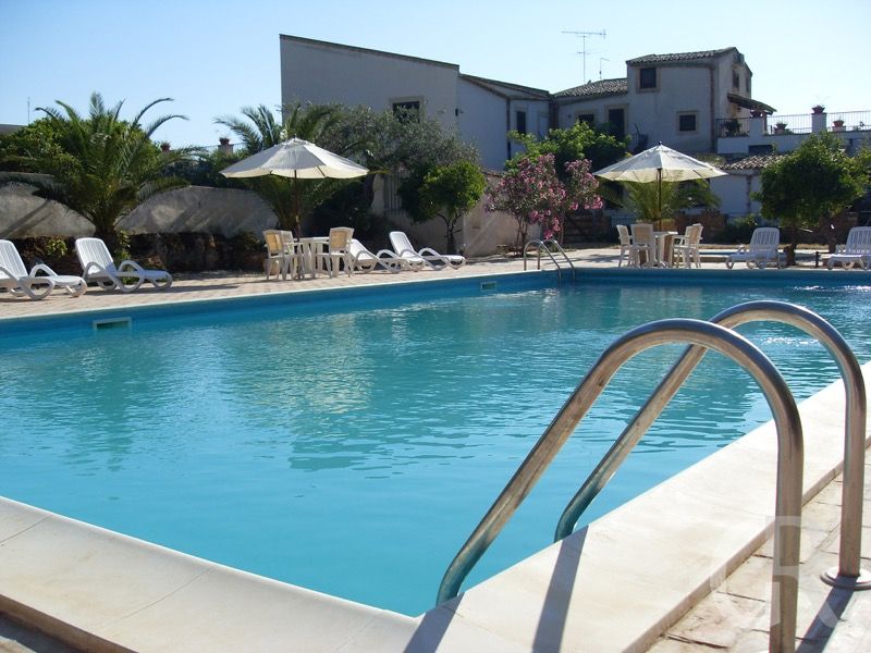 erfrischender-pool-mit-sonnenterrasse.jpg
