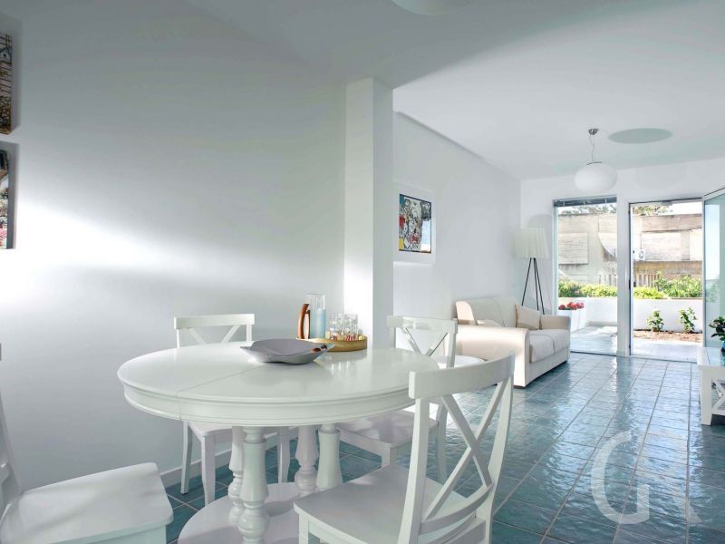 ferienhaus-aura-di-mare-esstisch-im-wohnbereich.jpg